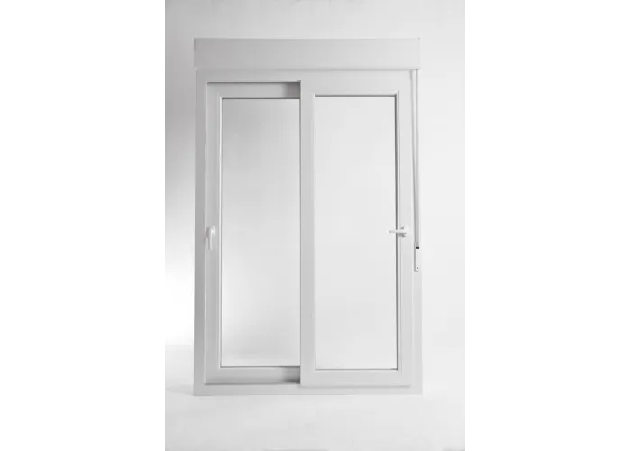 Janela de correr de sacada em PVC Aluplast, com estore