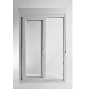 Janela de correr de sacada em PVC Aluplast, com estore