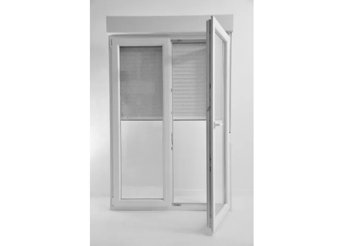 Janela oscilobatente, de sacada em PVC Aluplast, com estore