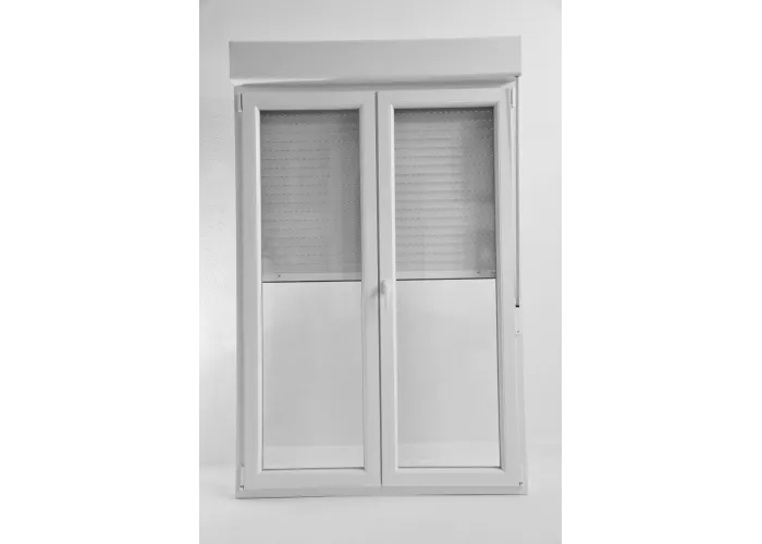 Janela oscilobatente, de sacada em PVC Aluplast, com estore