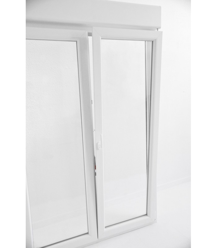 Janela oscilobatente, de sacada em PVC Aluplast, com estore