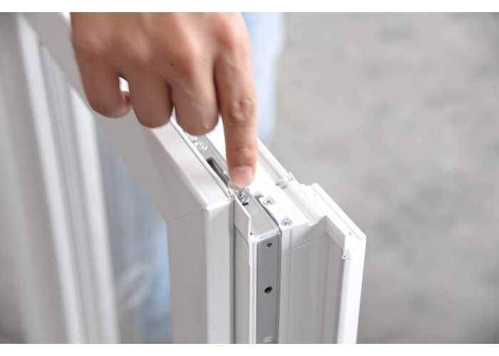 Janela oscilobatente, de sacada em PVC Aluplast, sem estore