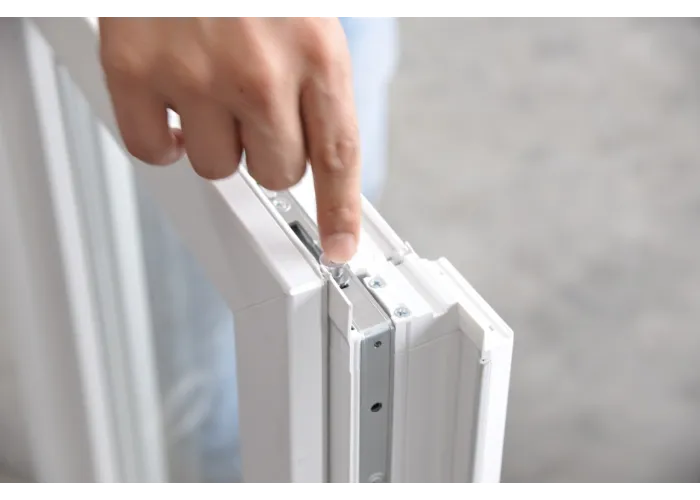 Janela oscilobatente, de sacada em PVC Aluplast, sem estore