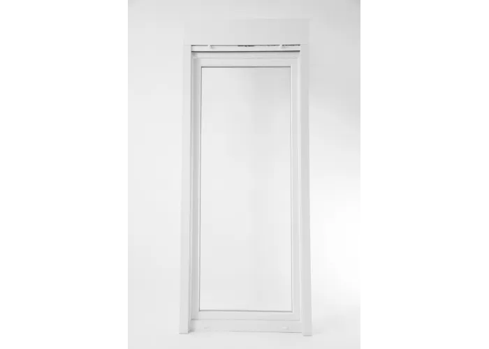 Janela oscilobatente de sacada em PVC Aluplast, com estore