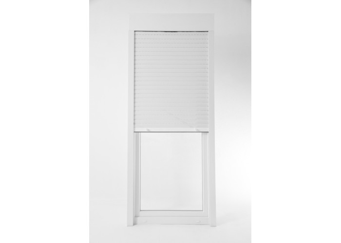 Janela oscilobatente de sacada em PVC Aluplast, com estore