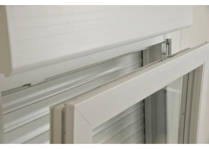 Janela oscilobatente de sacada em PVC Aluplast, com estore