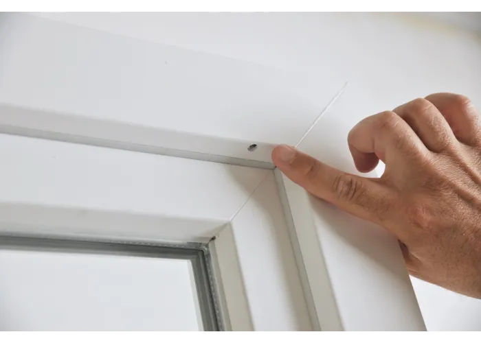 Janela oscilobatente de sacada em PVC Aluplast, com estore