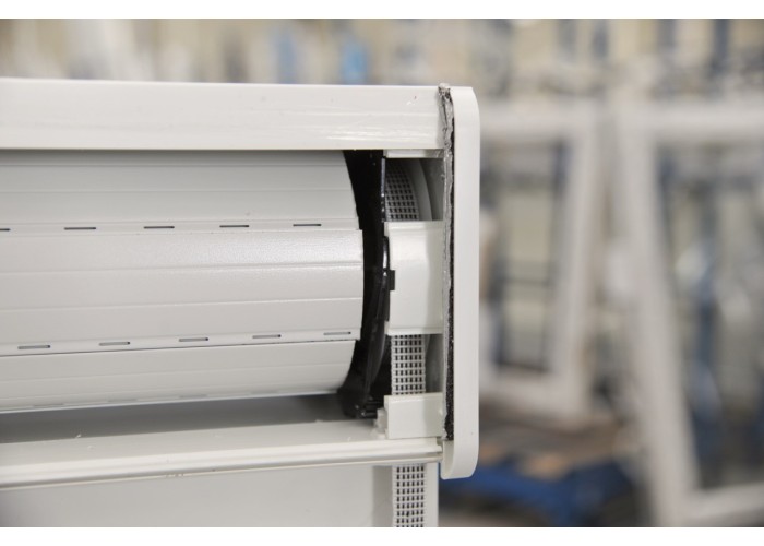 Janela oscilobatente de sacada em PVC Aluplast, com estore