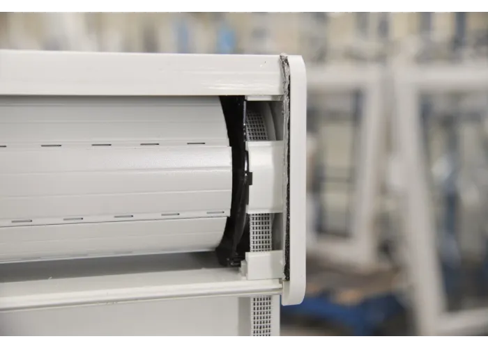 Janela oscilobatente de sacada em PVC Aluplast, com estore