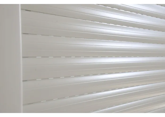 Janela oscilobatente de sacada em PVC Aluplast, com estore