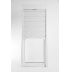 Janela oscilobatente de sacada em PVC Aluplast, com estore