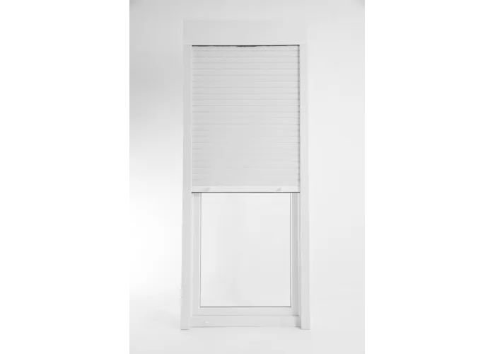 Janela oscilobatente de sacada em PVC Aluplast, com estore