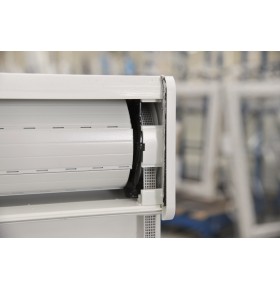 Janela oscilobatente de sacada em PVC Aluplast, com estore