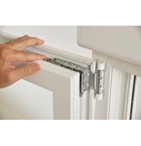 Janela oscilobatente de sacada em PVC Aluplast, com estore