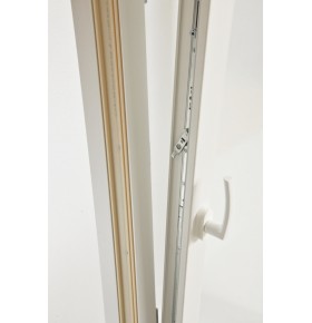 Janela oscilobatente de sacada em PVC Aluplast, com estore