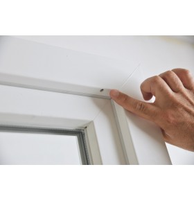Janela oscilobatente de sacada em PVC Aluplast, com estore