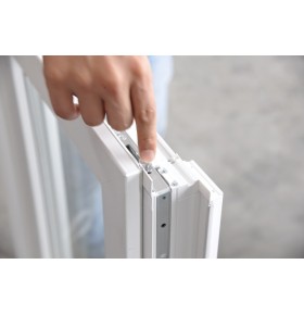 Janela oscilobatente de sacada em PVC Aluplast, com estore