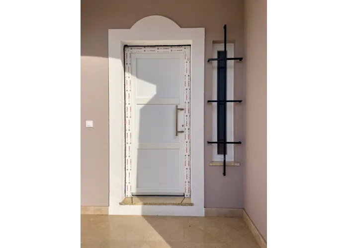Porta Exterior Aluplast PVC AIRES 80x200cm Branca Esquerda