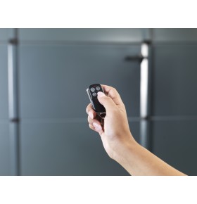 Portão de Garagem seccionado Branco com motor e dois comandos