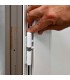 Detalhe da dobradiça 3D minimalista da porta de entrada plus 6 com tampa abertura direita