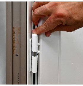 Detalhe da dobradiça 3D minimalista da porta de entrada plus 6 com tampa abertura direita