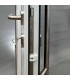Detalhe de fecho multiponto GU com cilindro de segurança, chave inserida e puxador muleta inox em porta de PVC abertura direita