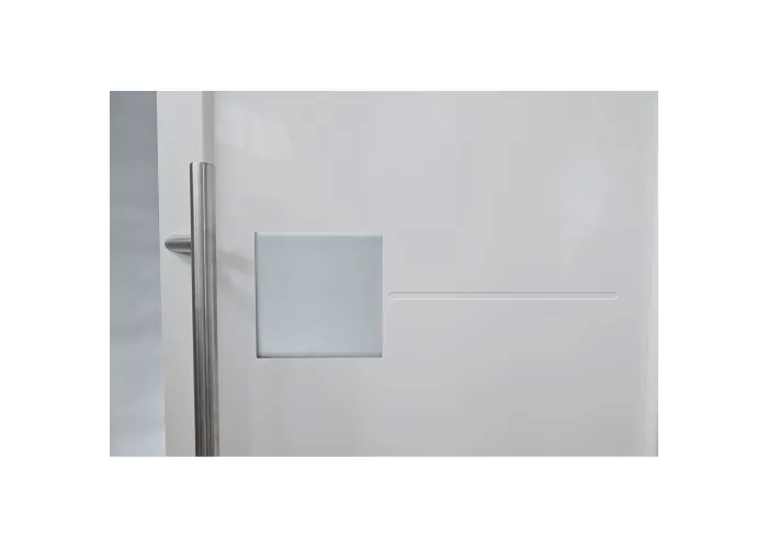 Detalhe folha da porta PLUS 6 Siena com puxador e vidro fosco abertura direita