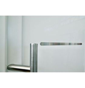 Puxador barra e frisos de inox escovado embutidos da porta VEKA PLUS 6 Linea abertura direita