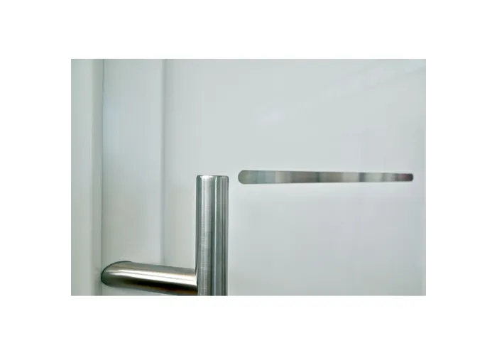 Puxador barra e frisos de inox escovado embutidos da porta VEKA PLUS 6 Linea abertura direita