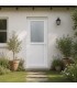 Ambiente de casa com a porta de exterior em pvc com meio vidro fosco com relevo branca de abertura esquerda