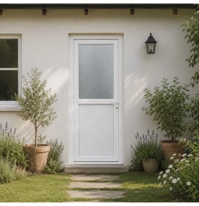 Ambiente de casa com a porta de exterior em pvc com meio vidro fosco com relevo 90x200cm branca de abertura esquerda
