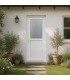 Ambiente de casa com a porta de exterior em pvc com meio vidro fosco com relevo 90x200cm branca de abertura direita