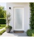 Ambiente de casa com a porta de exterior em pvc com vidro duplo fosco com relevo 90x200cm com abertura direita