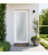 Ambiente de casa com a porta exterior em PVC com vidro duplo fosco com relevo de 80x200cm com abertura esquerda