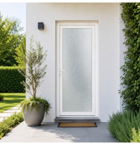 Ambiente de casa com a porta exterior em PVC com vidro duplo fosco com relevo de 80x200cm com abertura direita