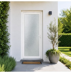 Ambiente de casa com a porta exterior em PVC com vidro duplo fosco com relevo por medida com abertura esquerda