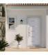 Ambiente casa com a Porta de entrada PVC VEKA PLUS 6 por medida Linea frisos inox vista do exterior com abertura à direita