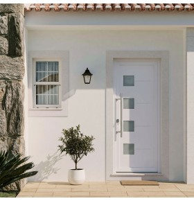 Ambiente de casa com a porta de entrada PVC VEKA PLUS 6 por medida Siena branca vista do exterior com abertura à direita