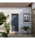 Ambiente casa com a porta de entrada PVC VEKA PLUS 6 por medida lisa bicolor antracite vista do exterior com abertura à direita