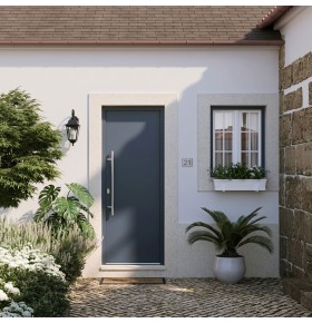 Ambiente casa com a porta de entrada PVC VEKA PLUS 6 por medida lisa bicolor antracite vista do exterior com abertura à direita