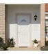Ambiente de casa com a porta VEKA Oxford PLUS 5 branca direita vista do exterior